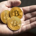 tri monety bitkoin v ruke - Как поменять биткоин и другие криптовалюты: обзор 6 способов