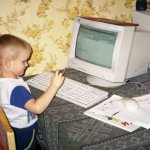 Vitaliy Buterin за своим первым компьютером в четыре года